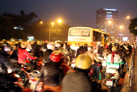 Giao[-]thông[-]hỗn[-]loạn[-]trên[-]một[-]tuyến[-]phố